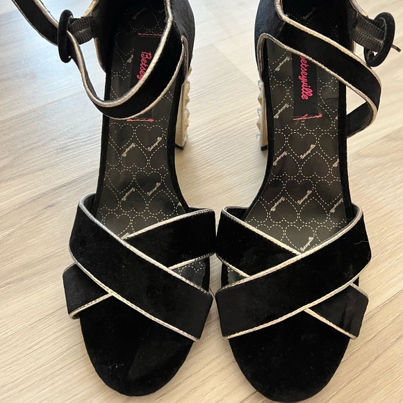 Betsey Johnson Shoes - Betsey Johnson Black and gold heels